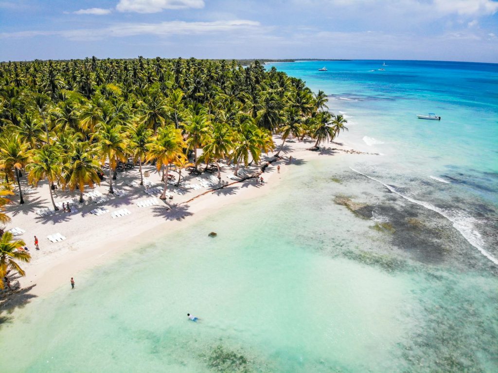 Vista aérea de una playa paradisíaca en Punta Cana, República Dominicana, destacando aguas turquesas y palmeras en un destino de récord crecimiento turismo República Dominicana 2024.