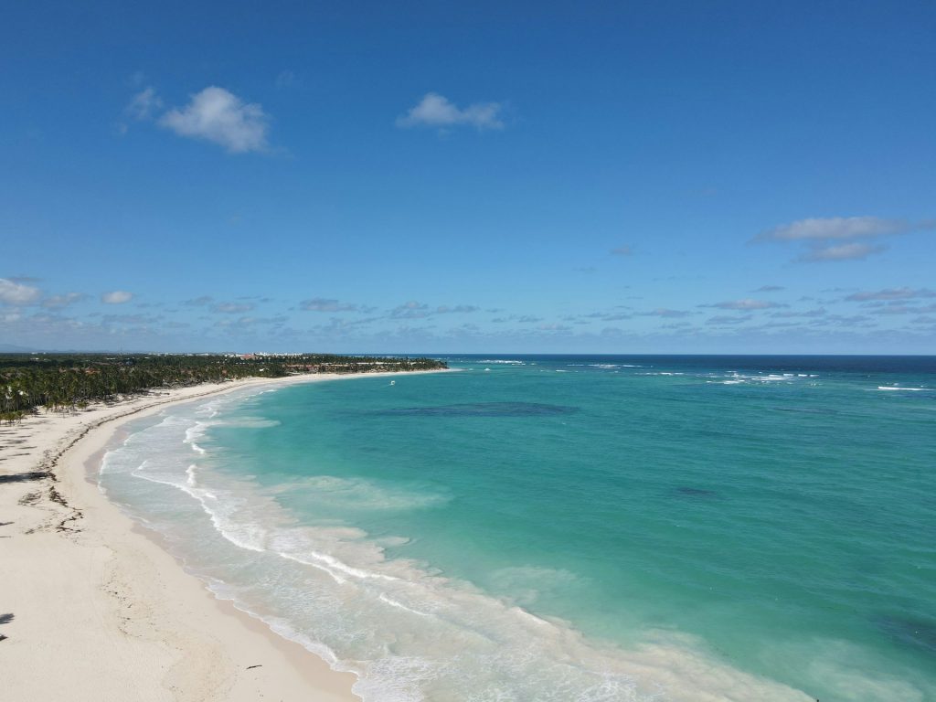Playa paradisíaca en República Dominicana ideal para inversión hotelera, con aguas turquesa y entorno natural atractivo para el turismo internacional.