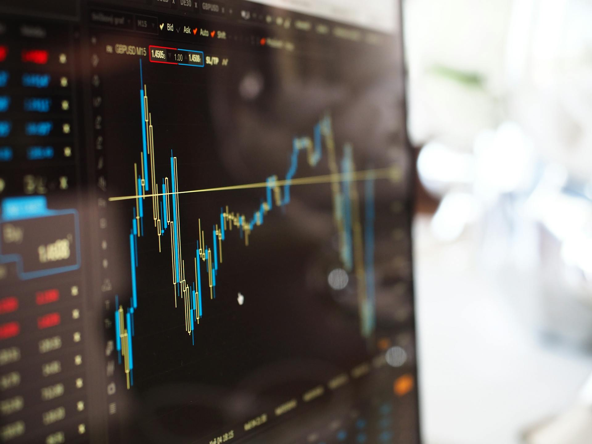 Gráfico financiero en pantalla mostrando fluctuaciones de mercado, ilustrando el análisis de rentabilidad inmobiliaria y cálculo de CAP Rate en República Dominicana