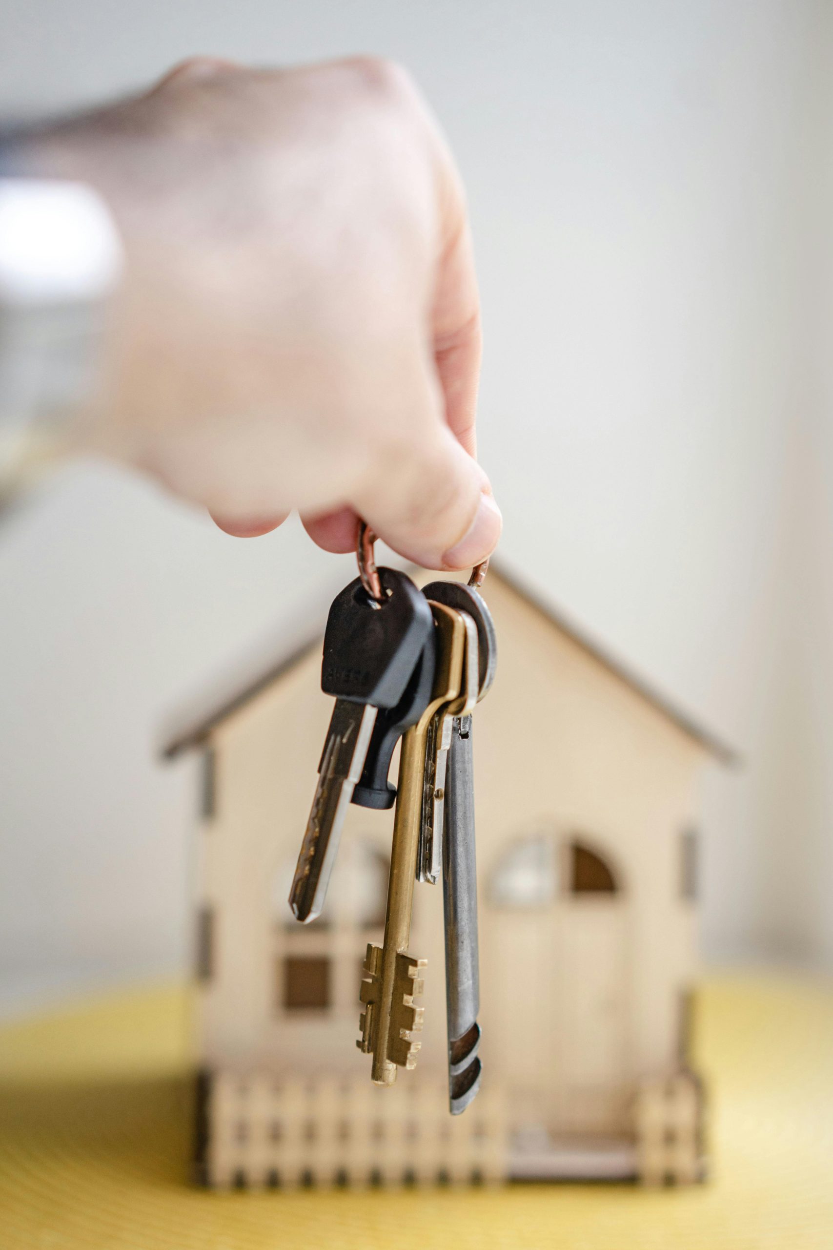 Entrega de llaves de una vivienda como parte de los requisitos legales para extranjeros comprar propiedad en RD”