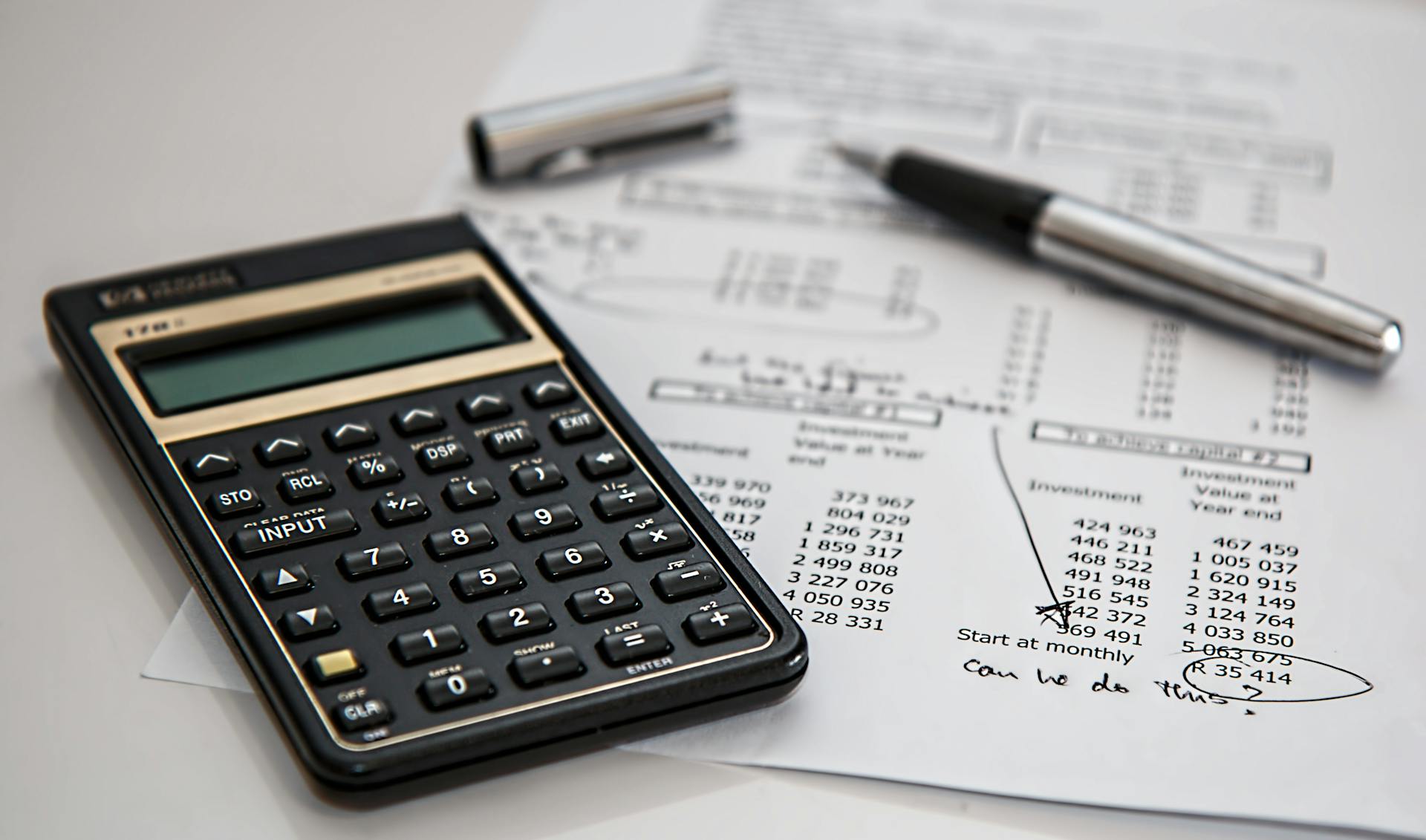 Calculadora y hoja de costos para estimar gastos al comprar propiedad en República Dominicana, incluyendo impuestos, cierre y operación.